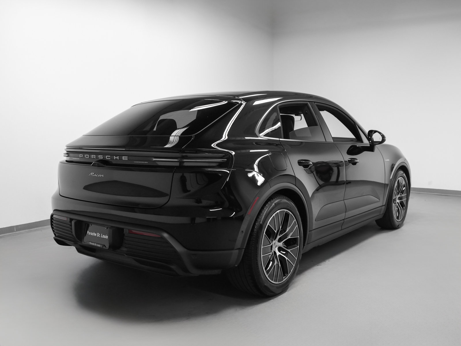 Certified 2025 Porsche Macan Electric RWD image 10