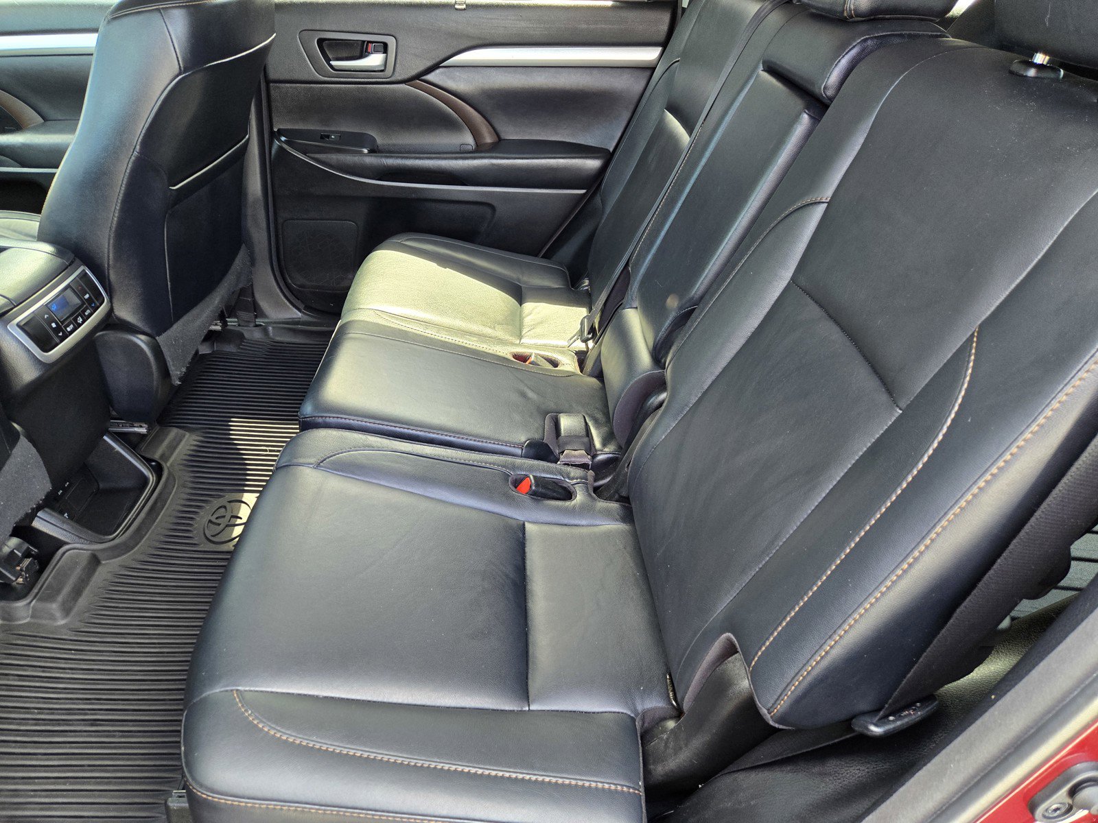 Used 2018 Toyota Highlander XLE image 12