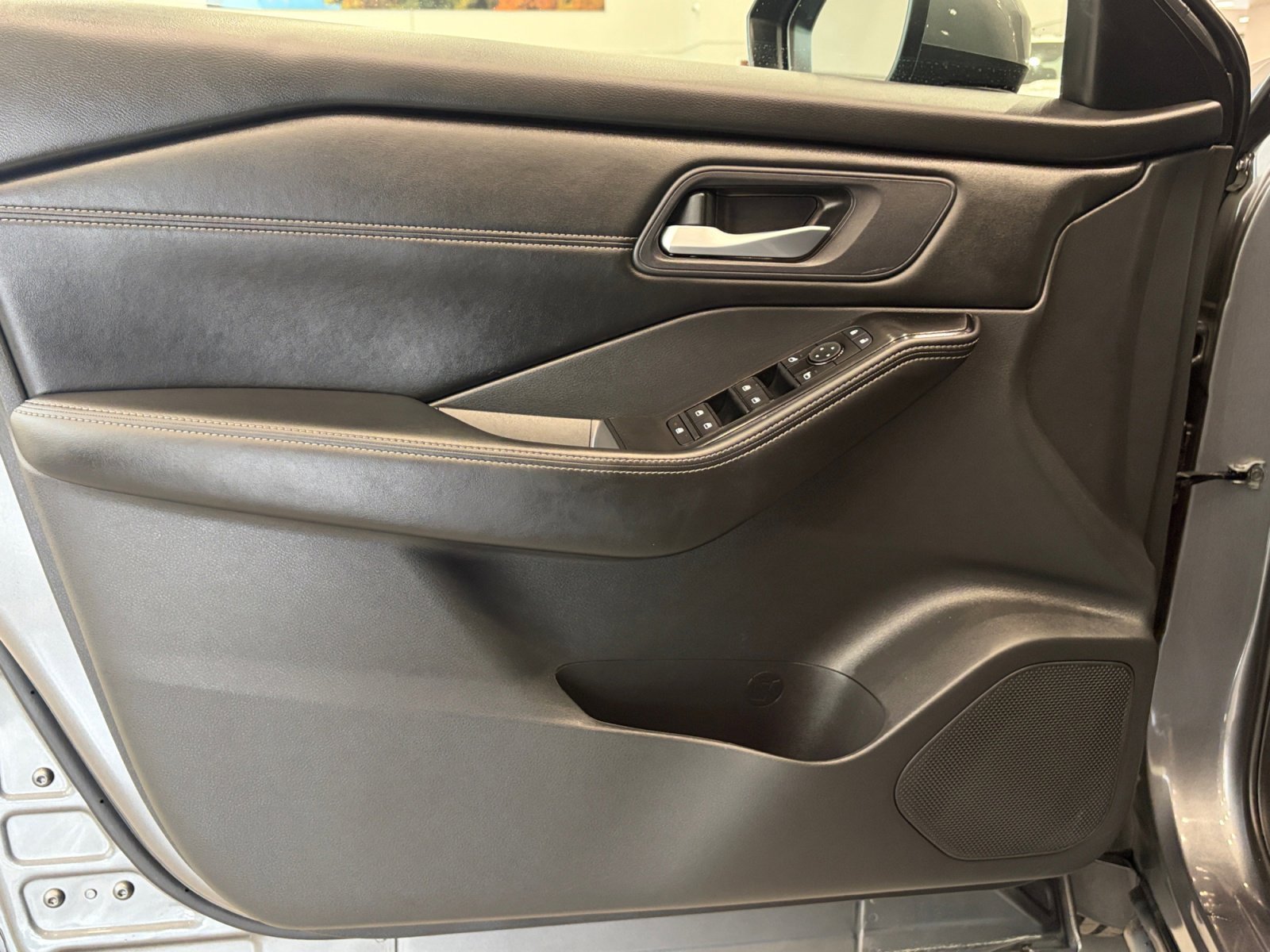 Used 2024 Nissan Rogue SV w/ SV Premium Package AWD/4WD image 13