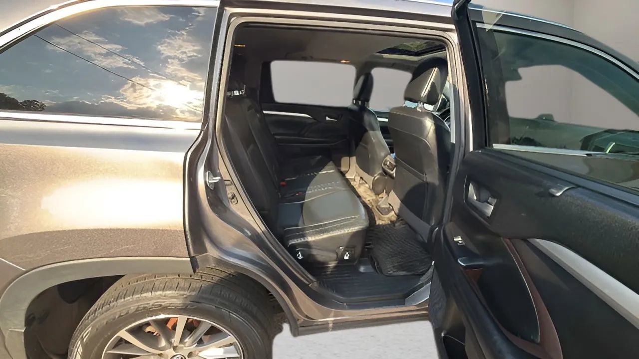 Used 2017 Toyota Highlander XLE image 13