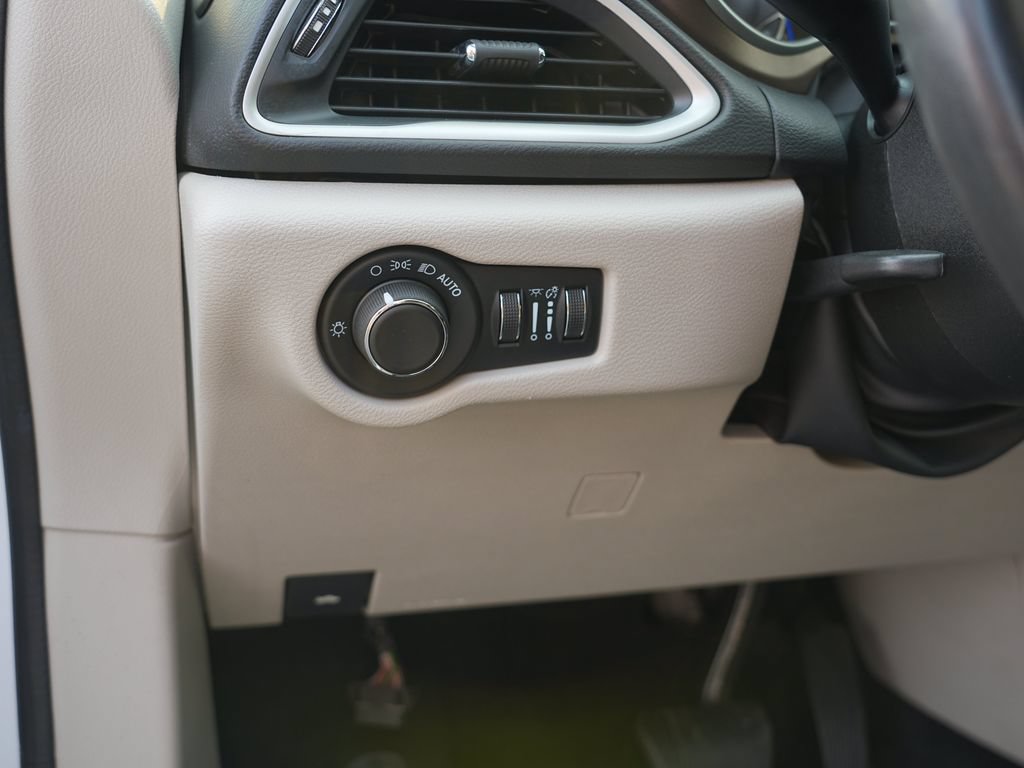 Used 2022 Chrysler Voyager LX FWD image 17
