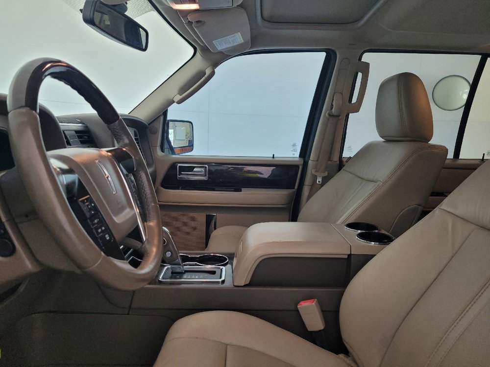 Used 2016 Lincoln Navigator Select RWD image 17
