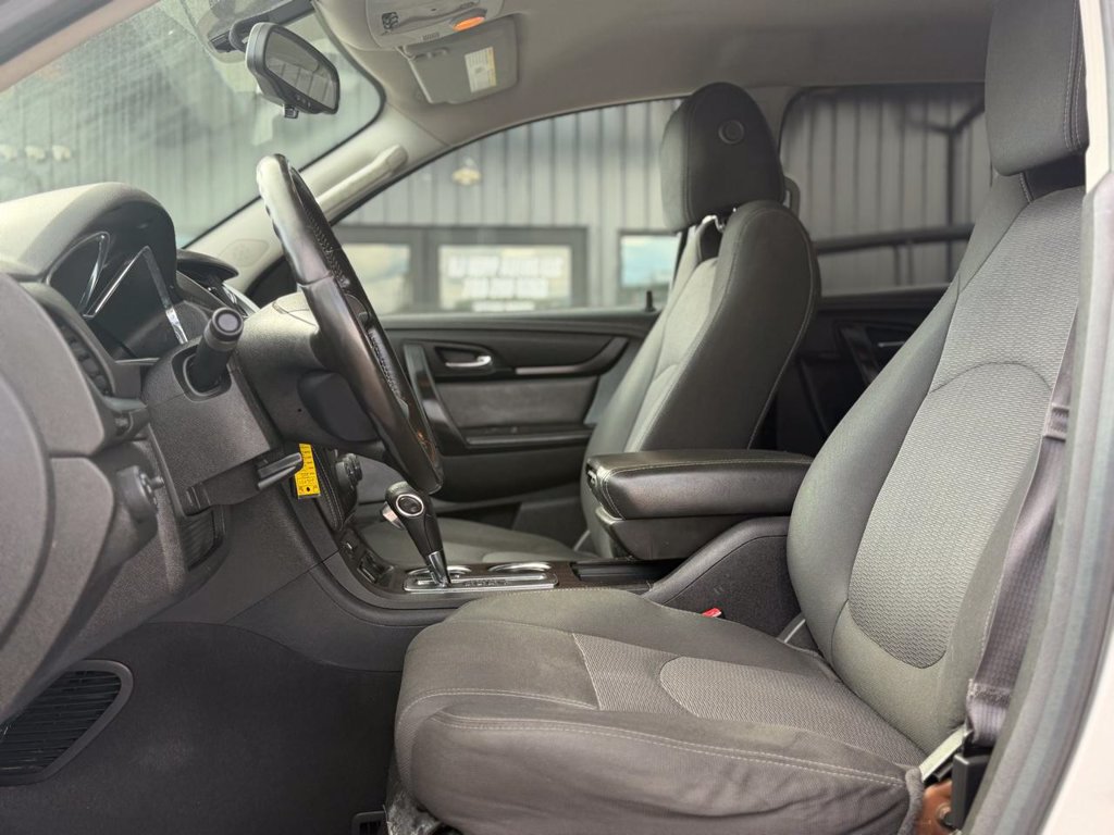 Used 2015 Chevrolet Traverse LT w/ Style and Technology Package FWD image 9
