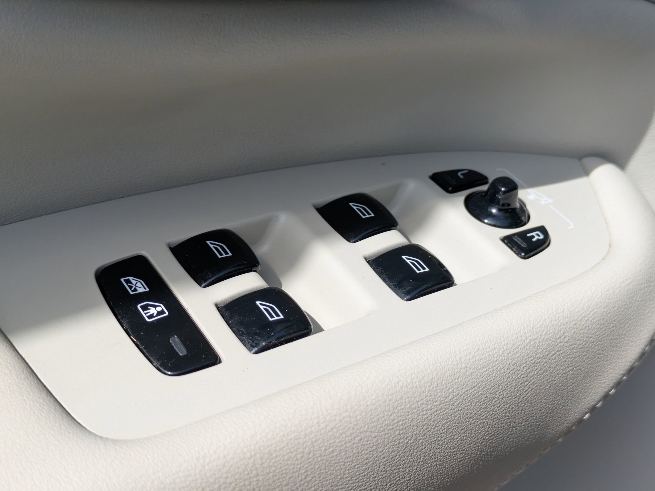 Used 2023 Volvo XC90 B6 Ultimate w/ Protection Package image 11