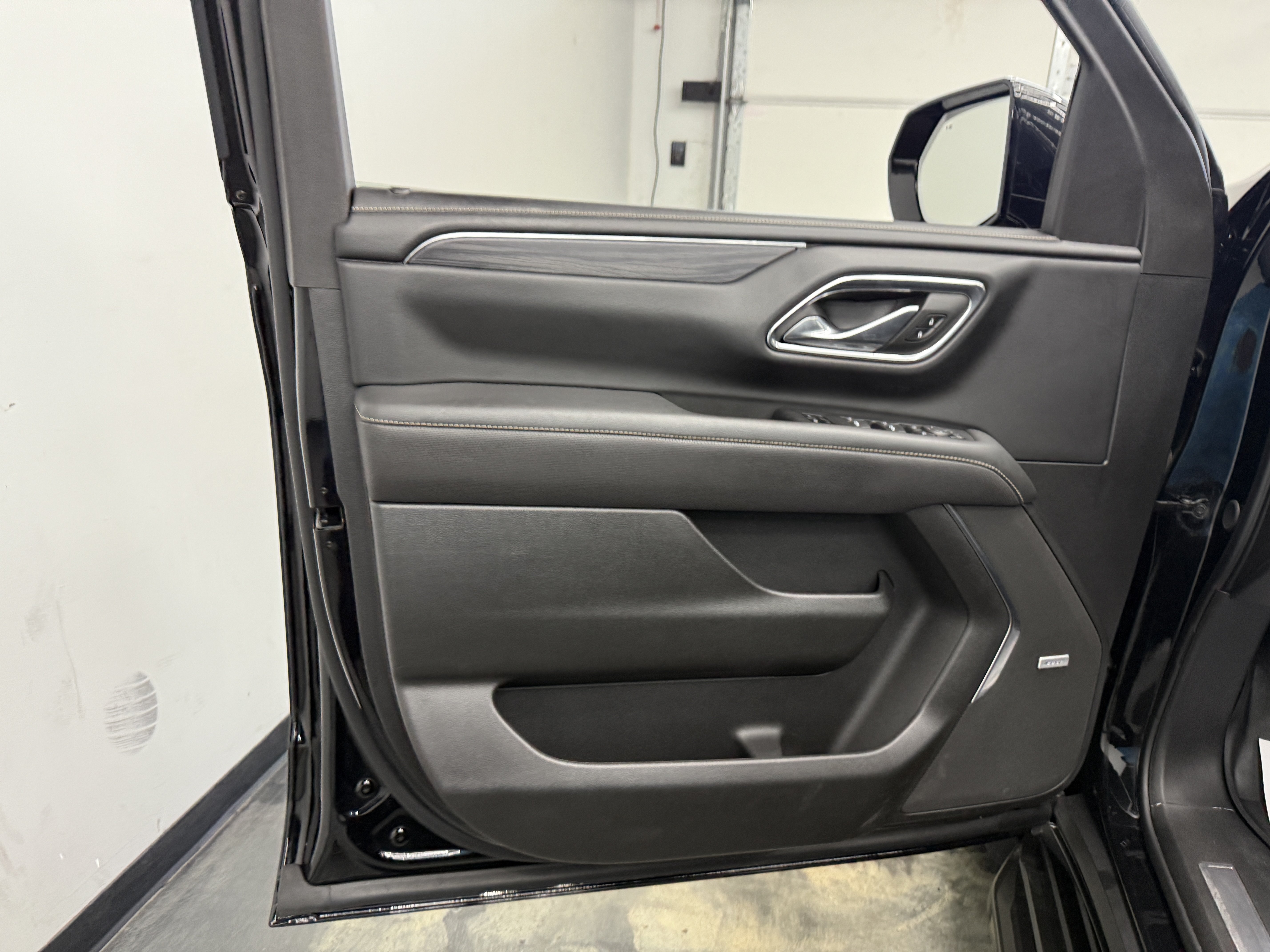 Used 2023 GMC Yukon SLT w/ SLT Premium Package AWD/4WD image 9