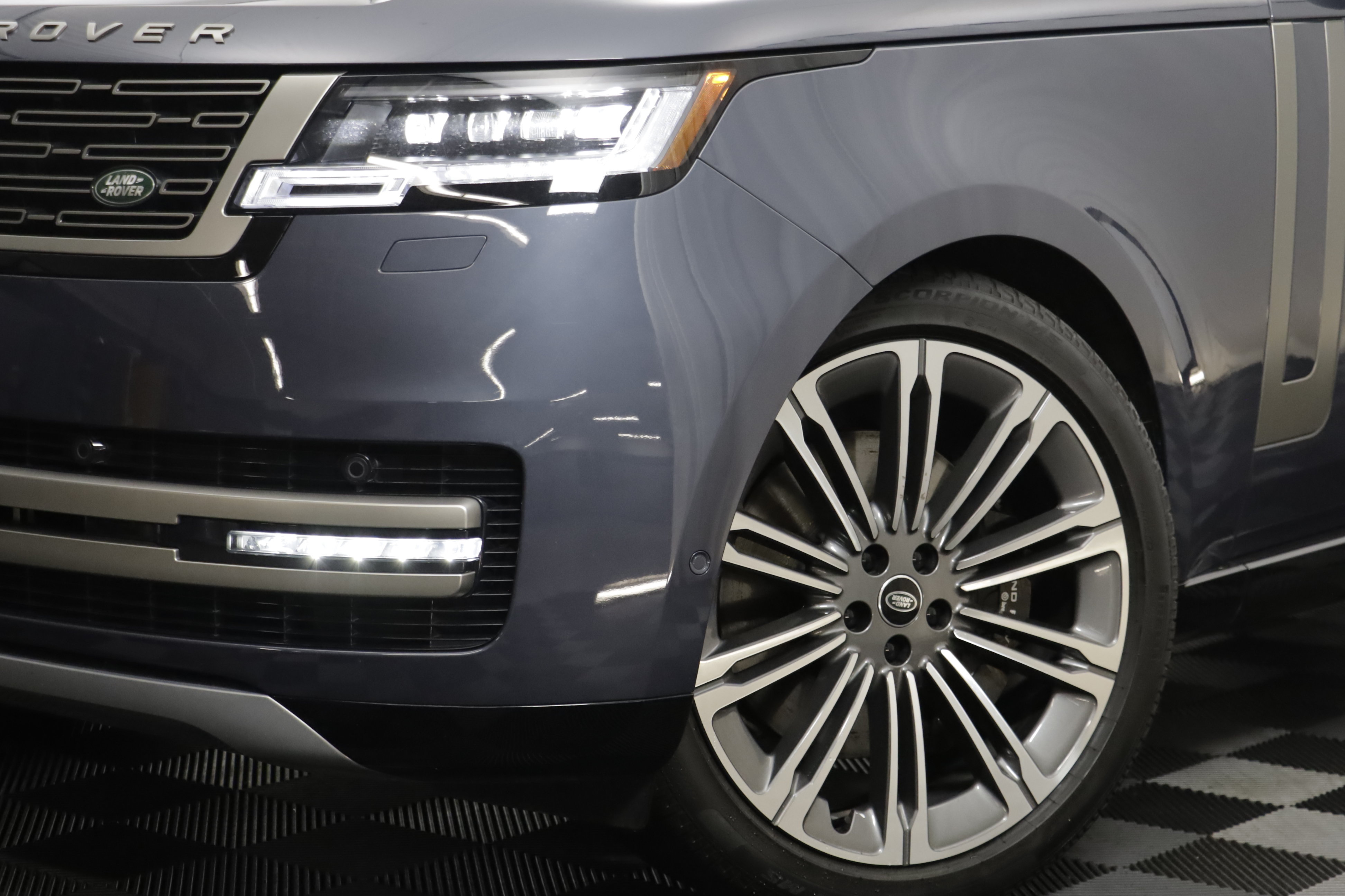 Certified 2025 Land Rover Range Rover SE AWD/4WD image 3