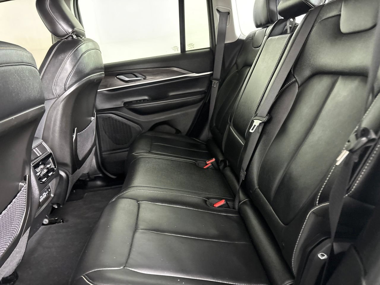 Used 2023 Jeep Grand Cherokee Limited AWD/4WD image 25