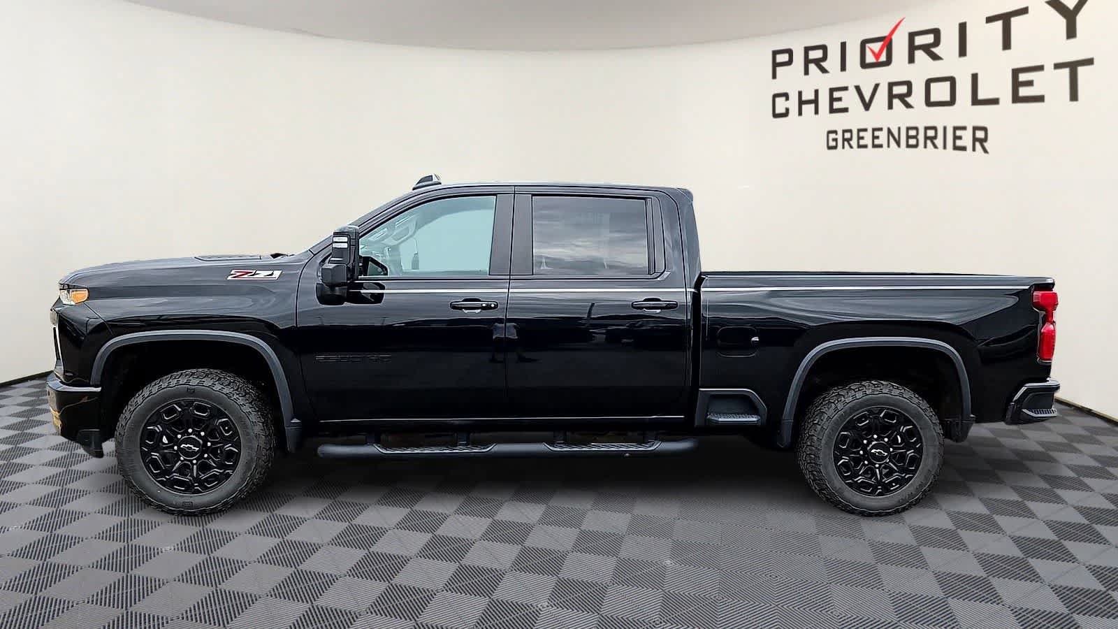 Used 2023 Chevrolet Silverado 2500 LT w/ Midnight Edition AWD/4WD image 5