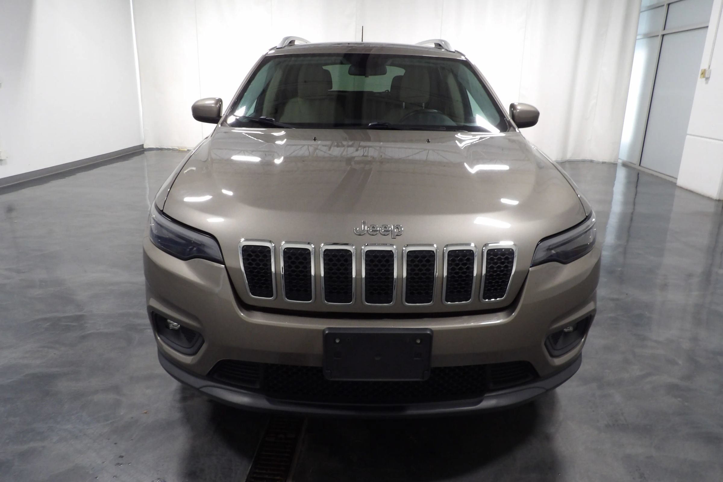 Used 2019 Jeep Cherokee Latitude w/ Cold Weather Group AWD/4WD image 2