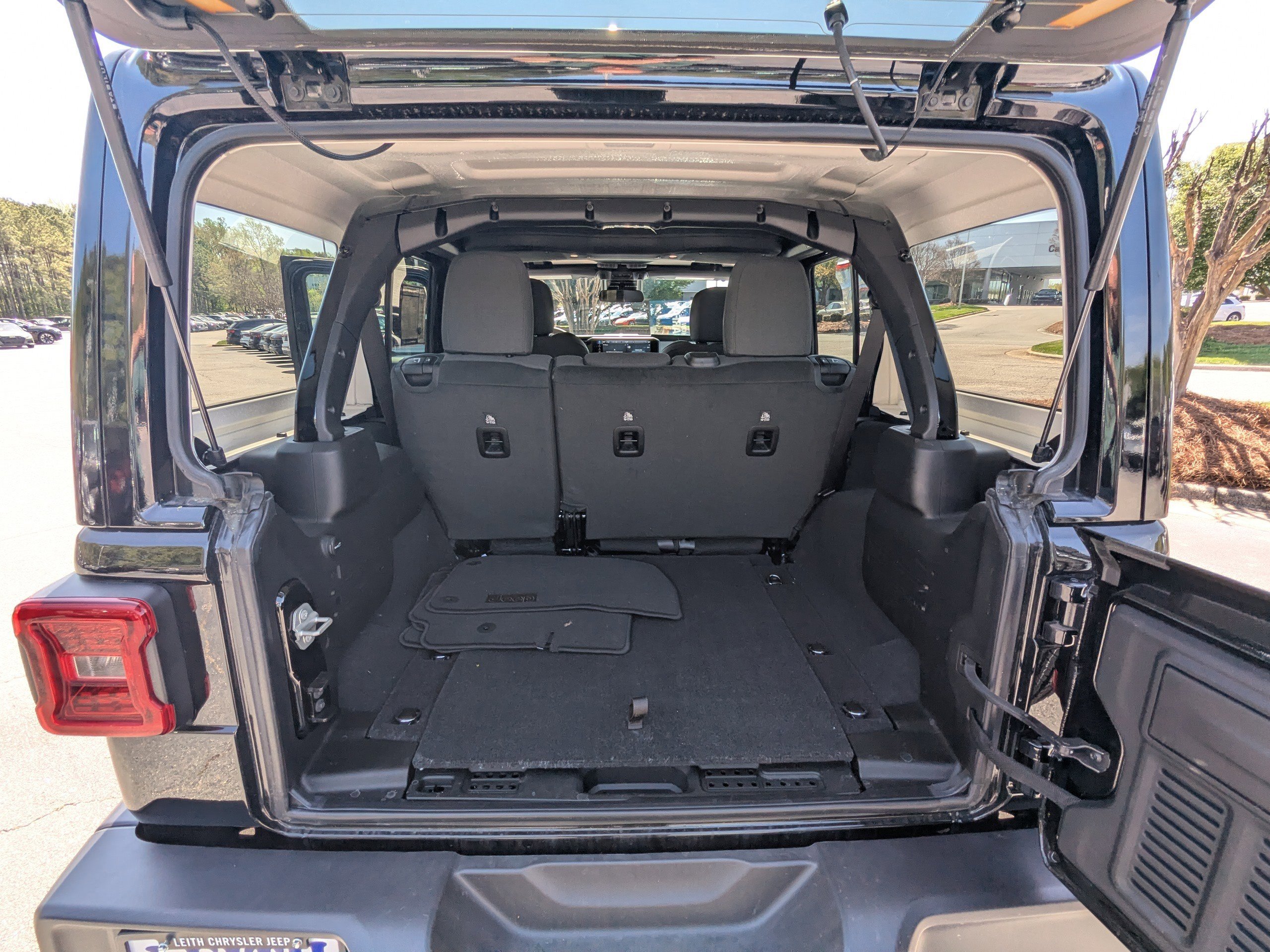 Used 2024 Jeep Wrangler Sahara w/ Safety Group image 16