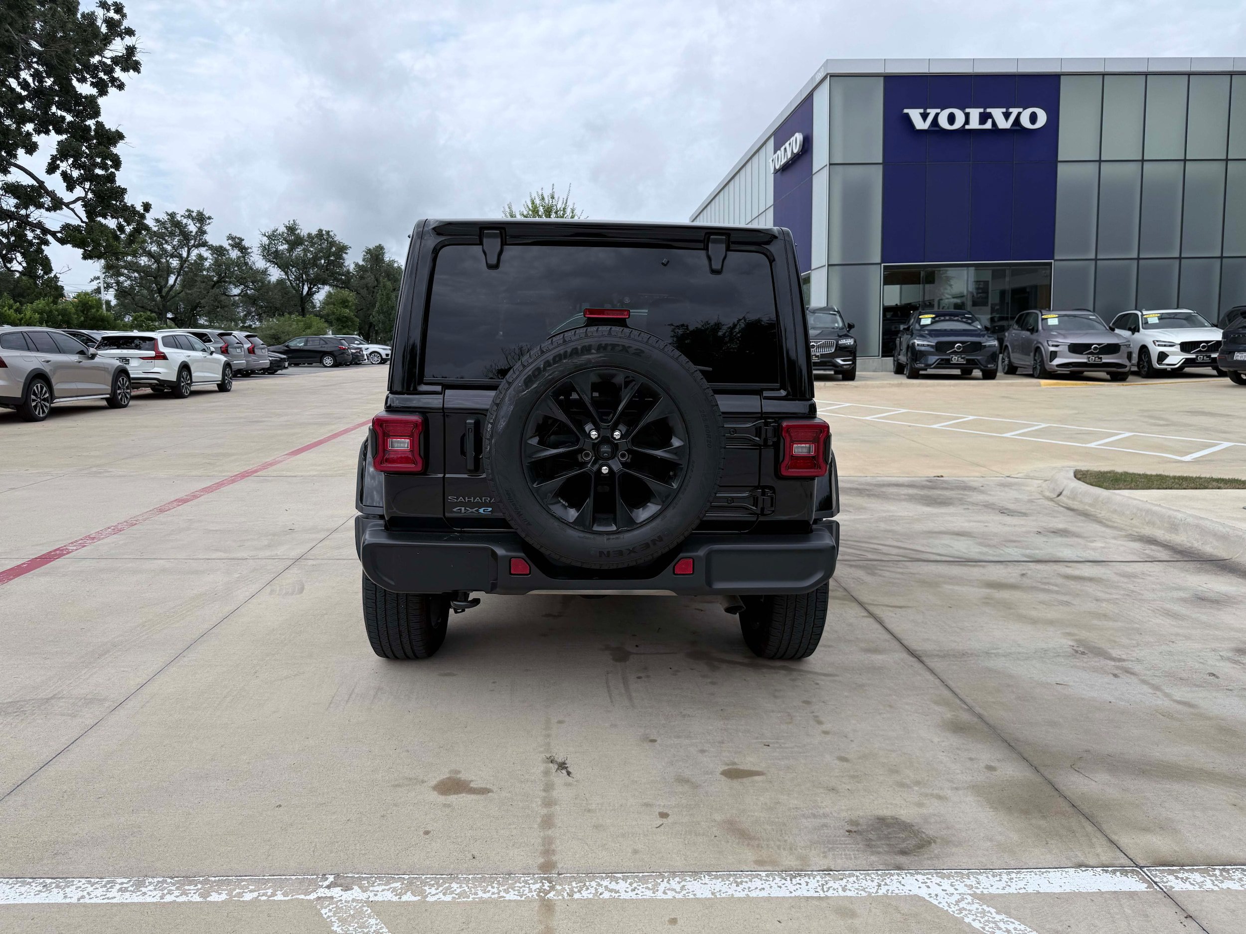 Used 2025 Jeep Wrangler Unlimited Sahara AWD/4WD image 5