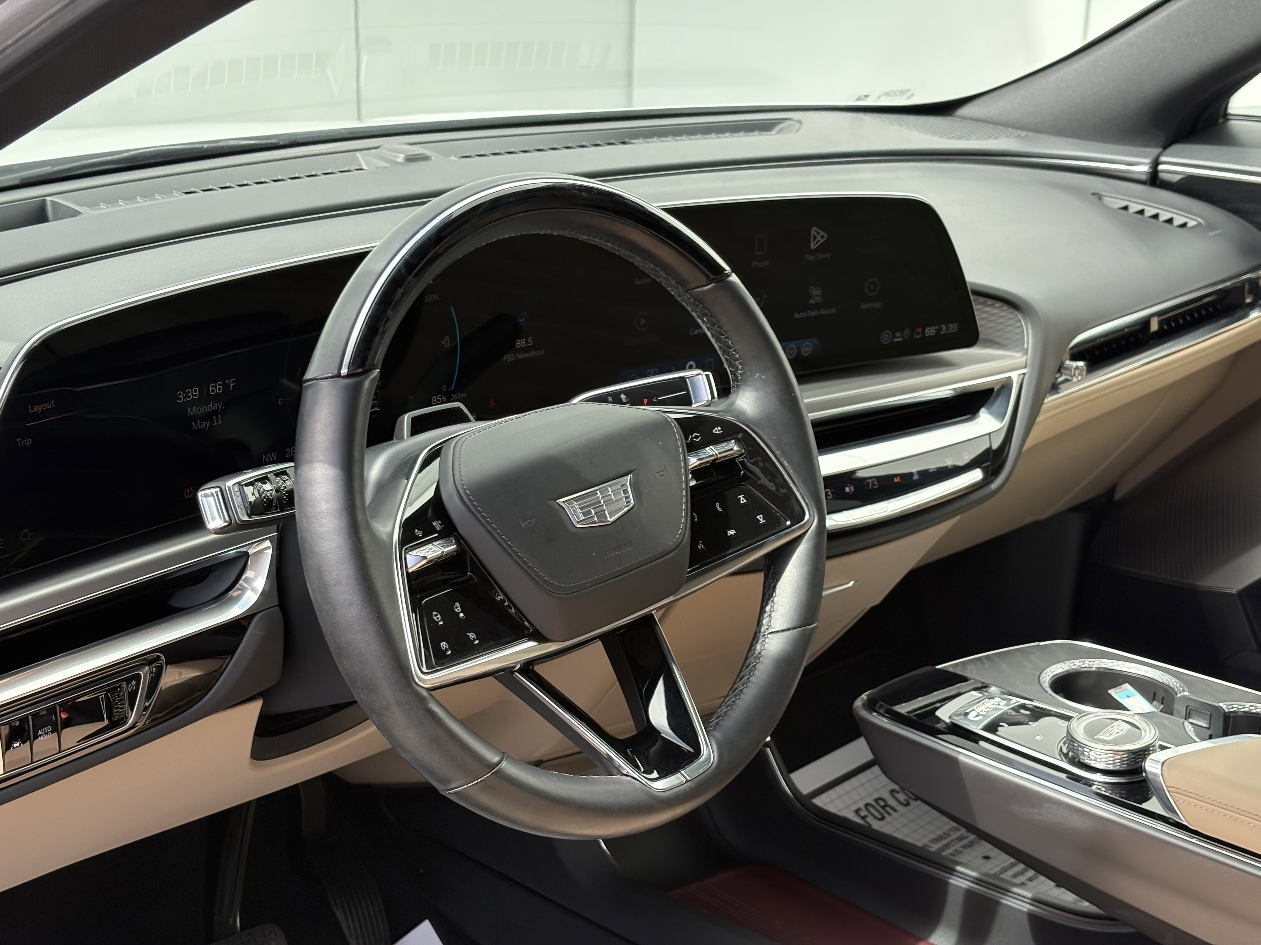 Used 2024 Cadillac Lyriq Luxury w/ Nappa Leather Package AWD/4WD image 17