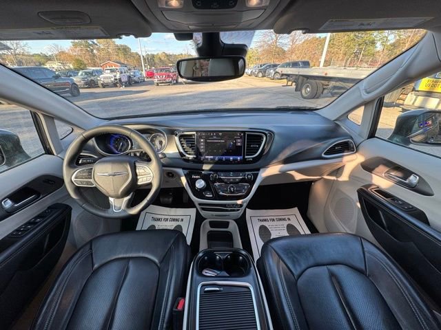 Used 2022 Chrysler Pacifica Touring-L FWD image 16