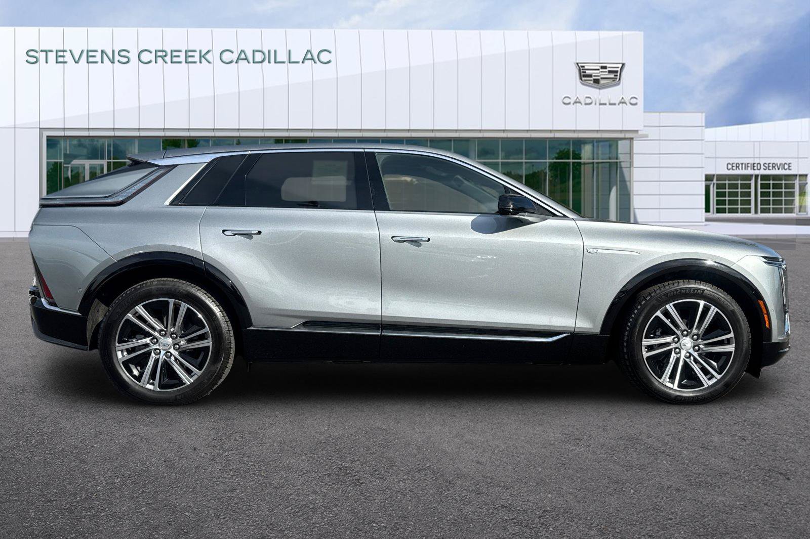 Used 2024 Cadillac Lyriq Luxury RWD image 2
