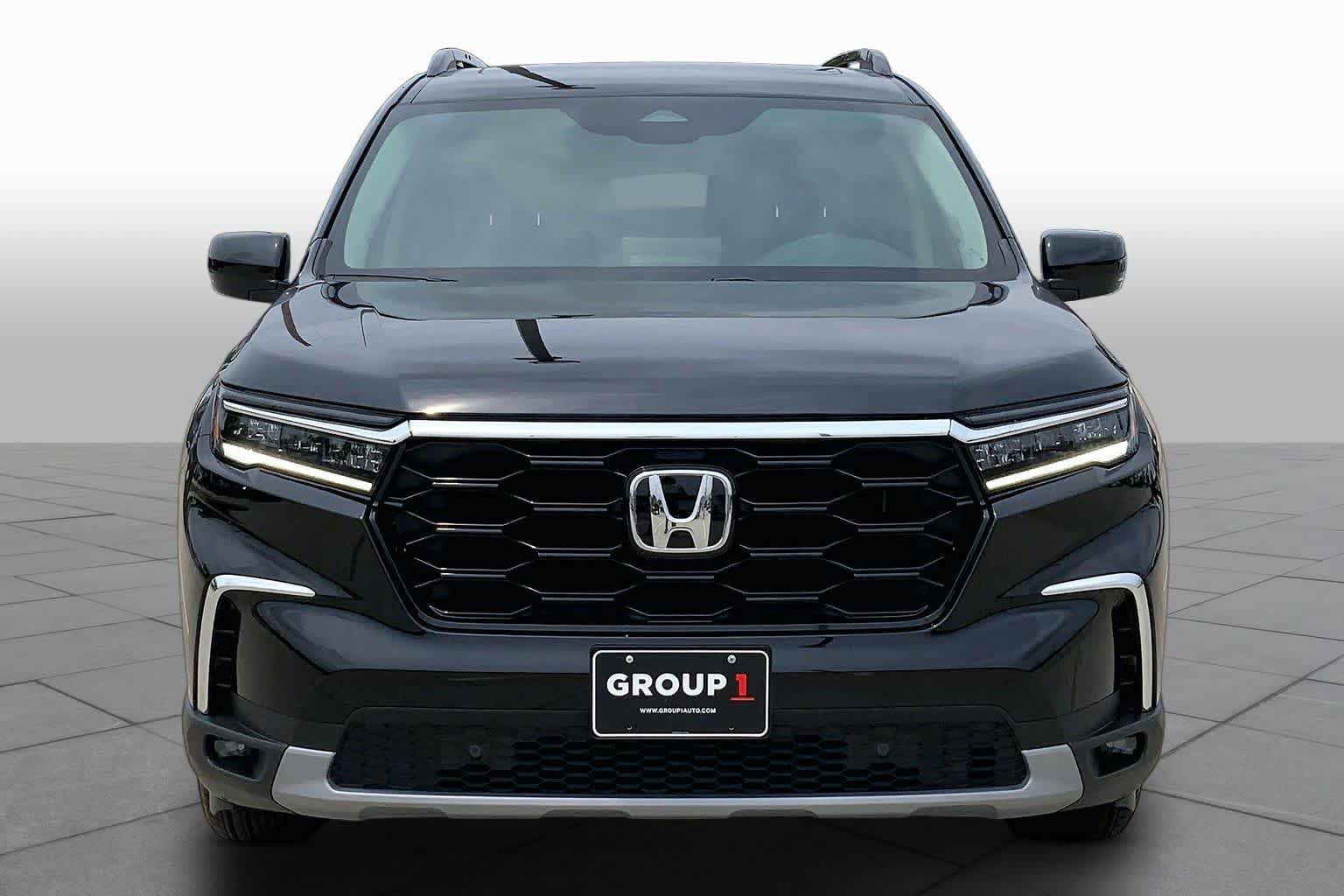 Used 2025 Honda Pilot Touring image 4