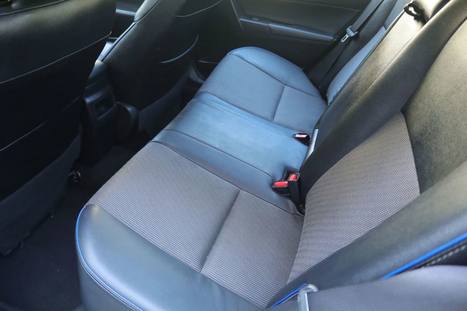 Used 2018 Toyota Corolla SE w/ SE Premium Package FWD image 19