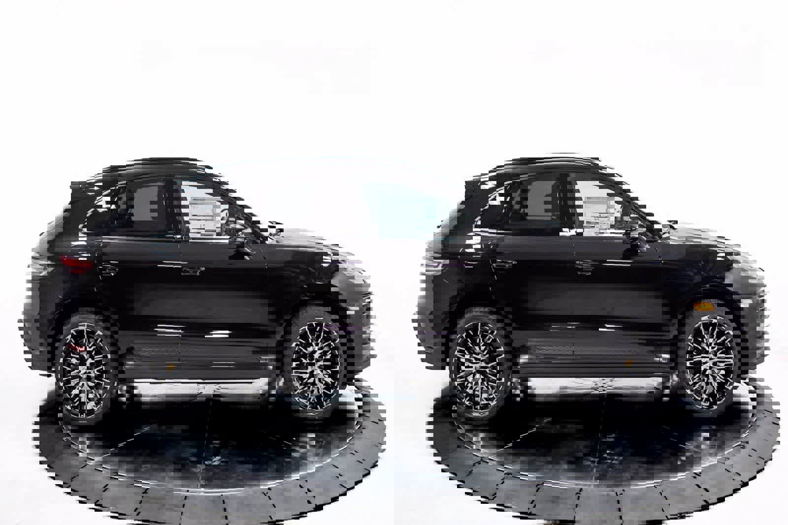 Certified 2025 Porsche Macan image 8