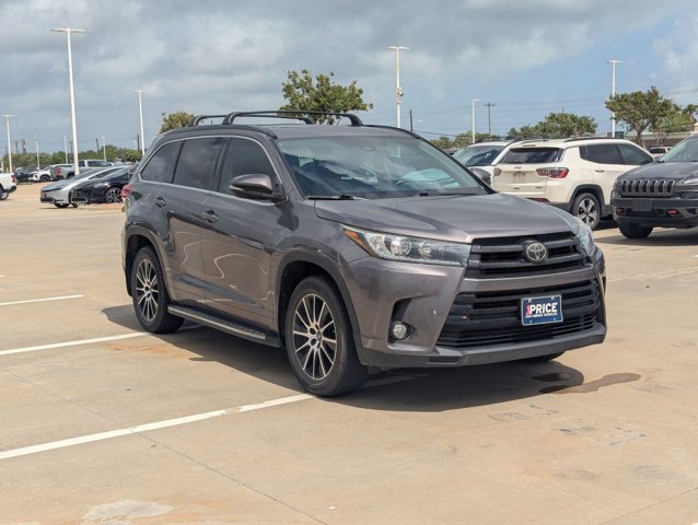 Used 2017 Toyota Highlander SE FWD image 3