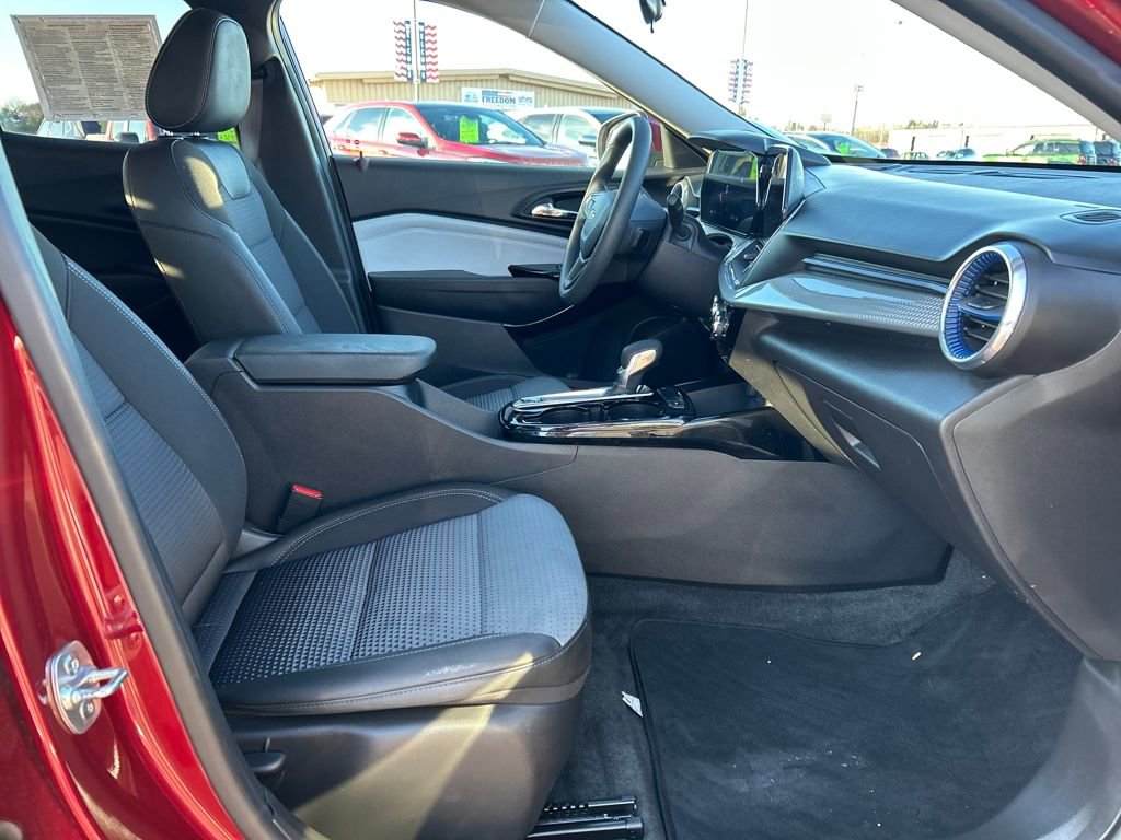 Used 2025 Chevrolet Trax LT image 22