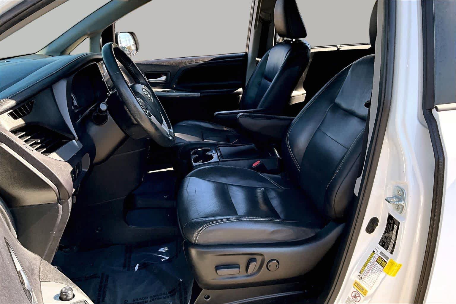 Used 2017 Toyota Sienna SE w/ SE Preferred Package FWD image 7