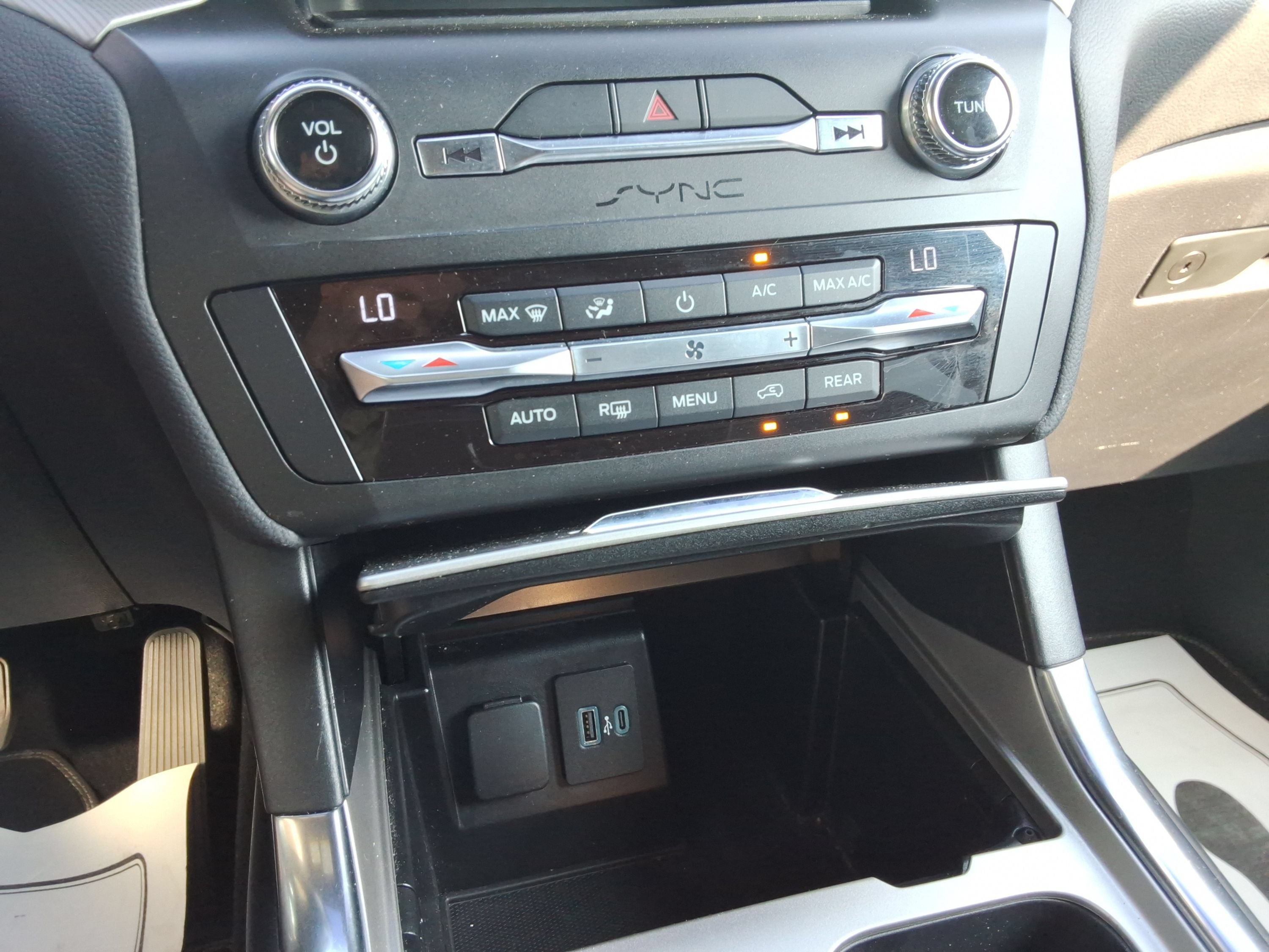 Used 2020 Ford Explorer XLT w/ Equipment Group 202A AWD/4WD image 17
