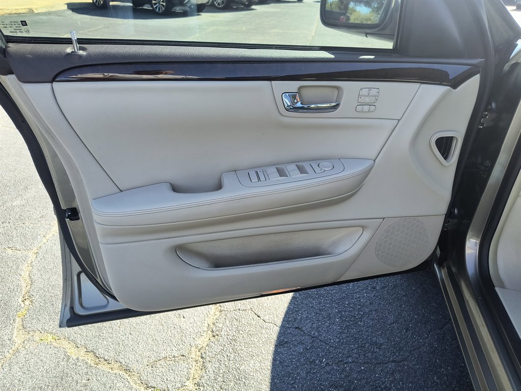 Used 2010 Cadillac DTS Luxury image 18