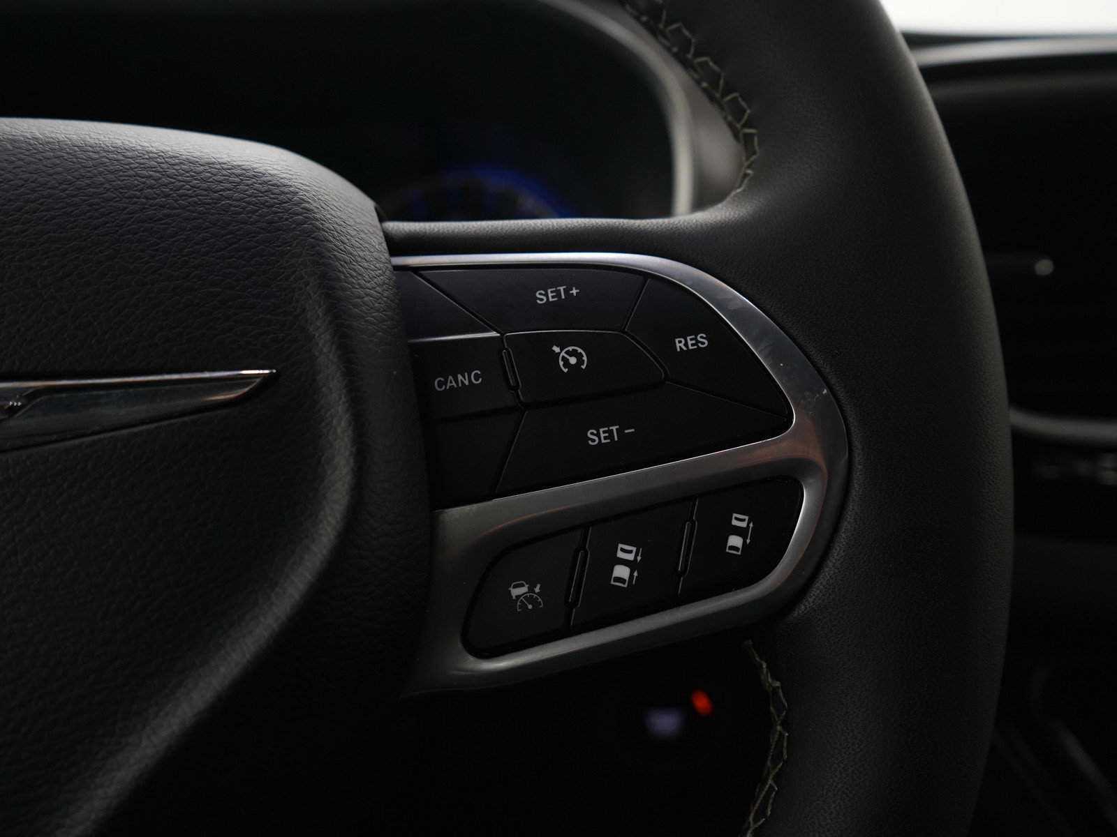 Used 2025 Chrysler Pacifica Select FWD image 28