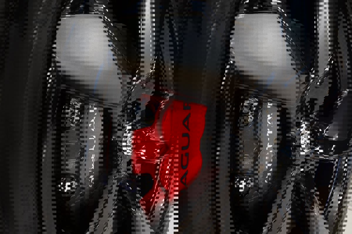 Used 2024 Jaguar F-PACE SVR image 23