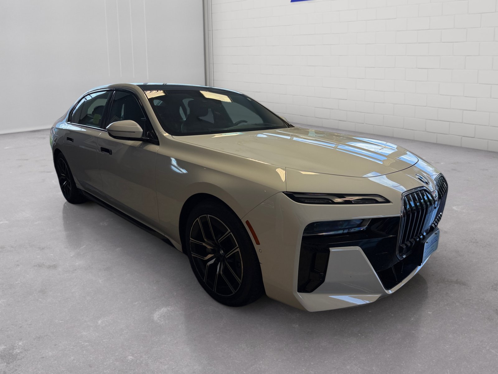 Used 2025 BMW 740i xDrive AWD/4WD image 4