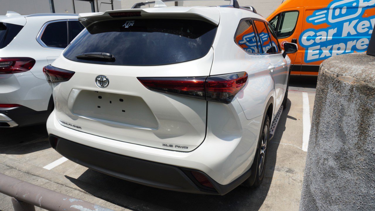 Used 2021 Toyota Highlander XLE AWD/4WD image 5