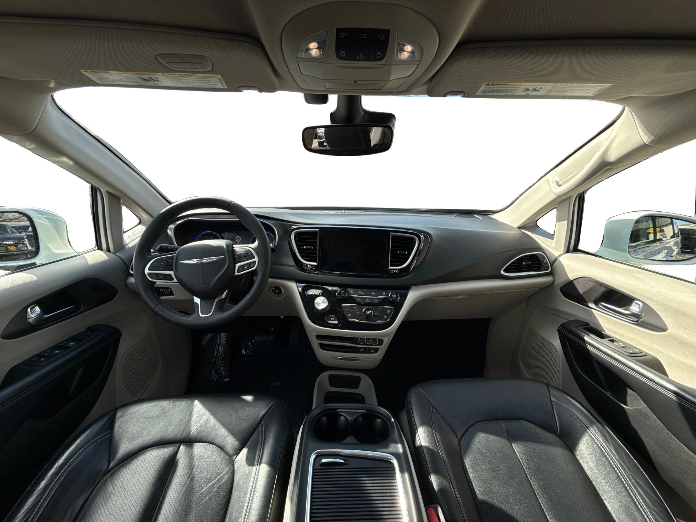 Used 2022 Chrysler Pacifica Touring-L image 11