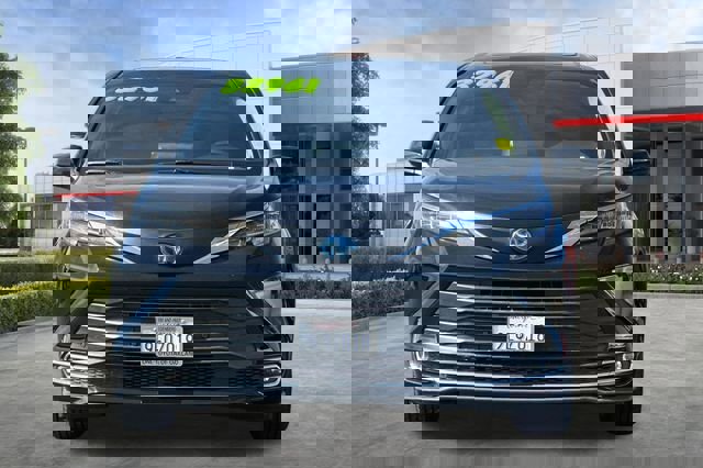 Used 2023 Toyota Sienna XLE image 10