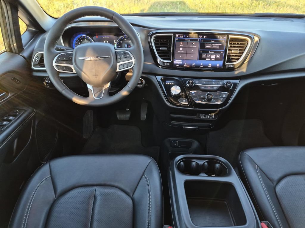 Used 2025 Chrysler Pacifica Select FWD image 16