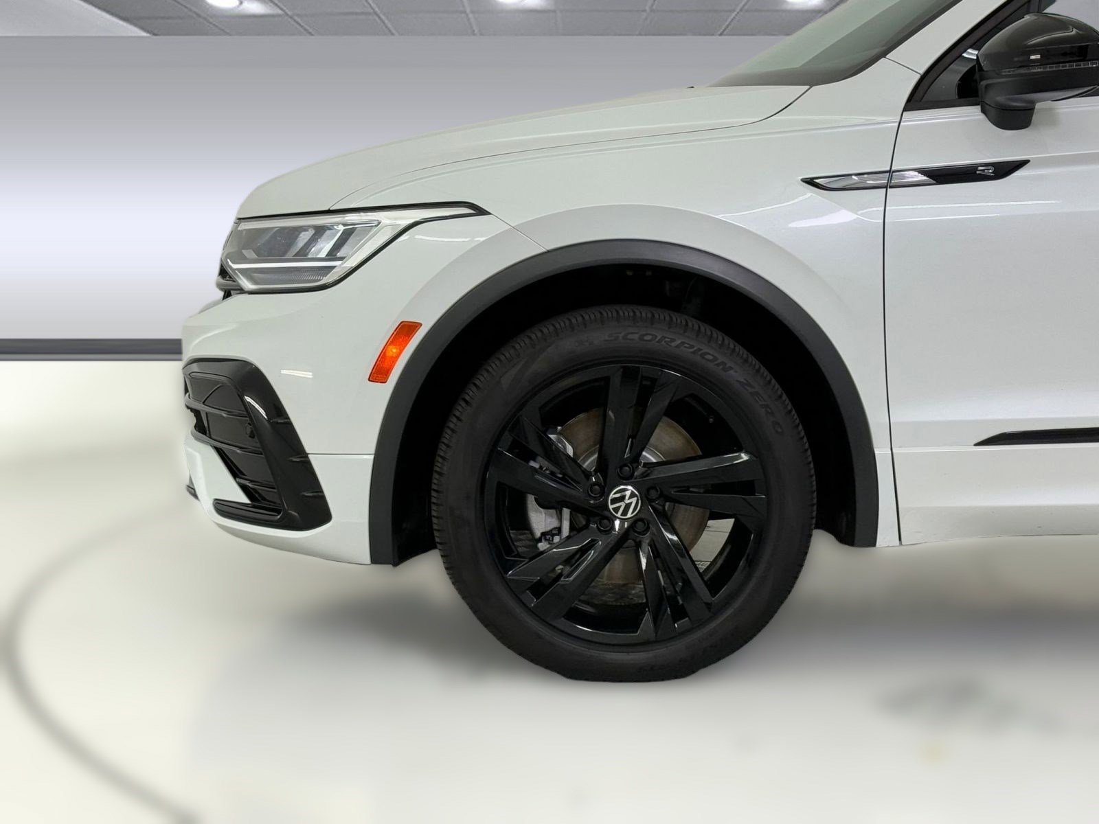 Used 2024 Volkswagen Tiguan SE R-Line image 12