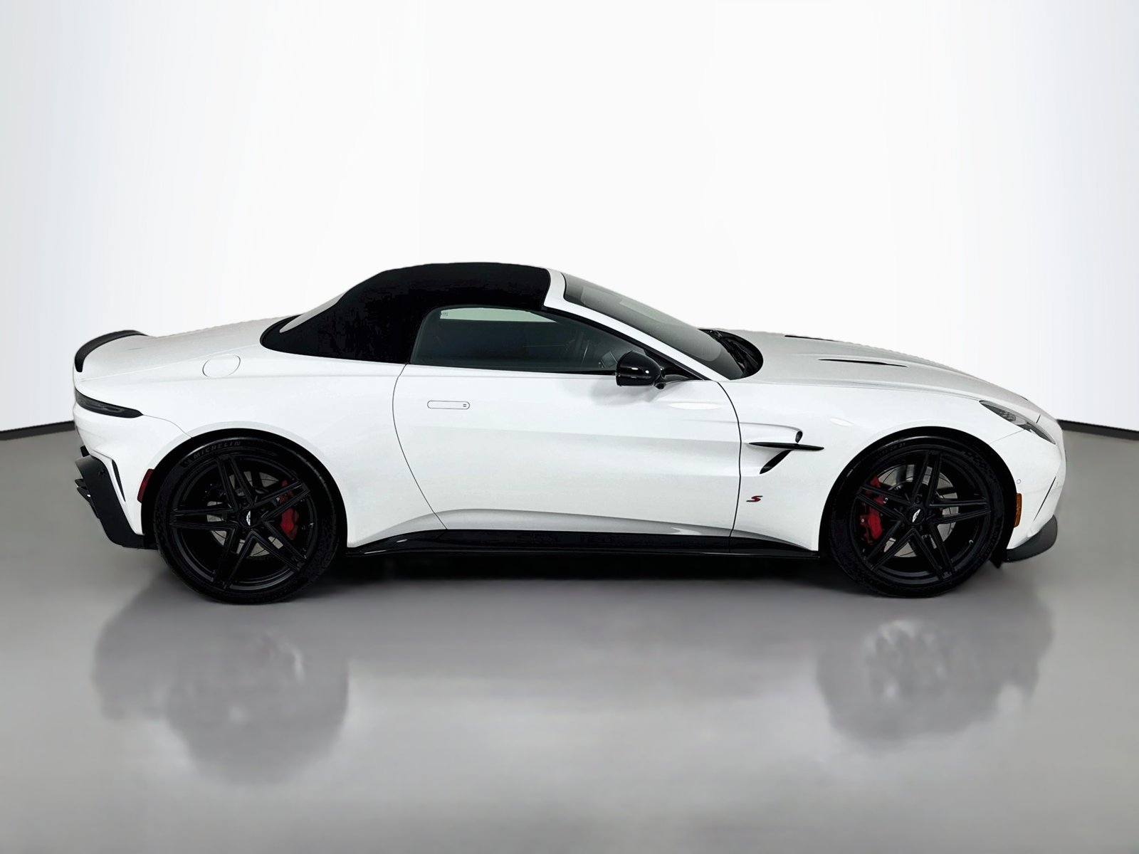Used 2026 Aston Martin V8 Vantage S RWD image 9