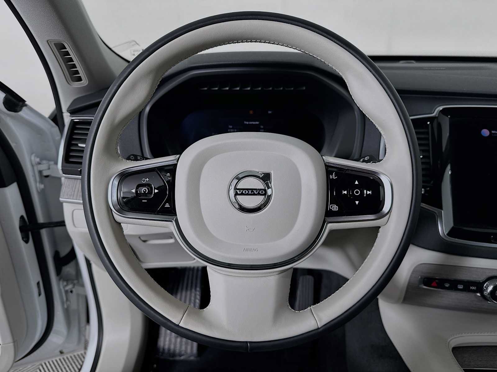 Used 2023 Volvo XC90 B6 Plus w/ Protection Package Premier AWD/4WD image 11