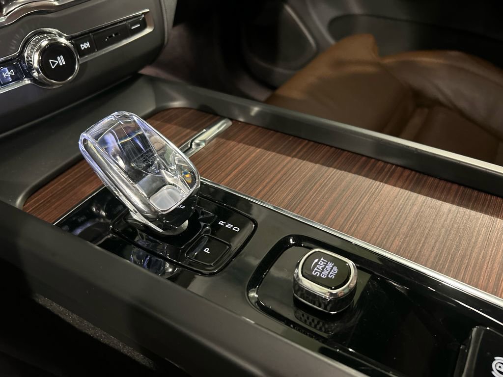 Certified 2023 Volvo XC60 T8 Ultimate w/ Climate Package image 19