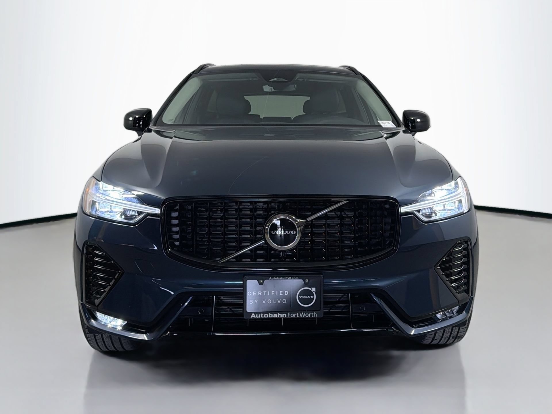 Certified 2025 Volvo XC60 B5 Core AWD/4WD image 2