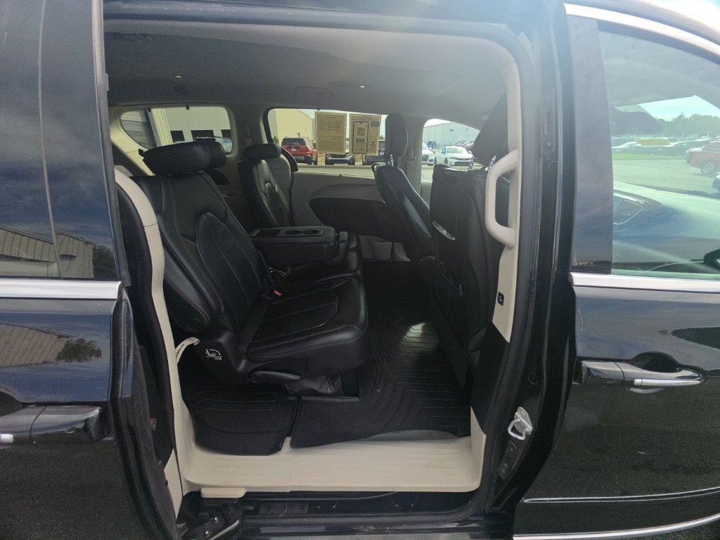 Used 2017 Chrysler Pacifica Touring-L Plus w/ Advanced Safetytec Group FWD image 31