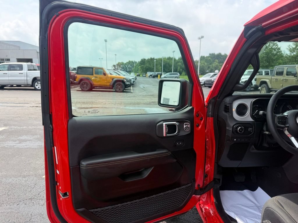 Used 2025 Jeep Wrangler Unlimited Sahara w/ Safety Group AWD/4WD image 14