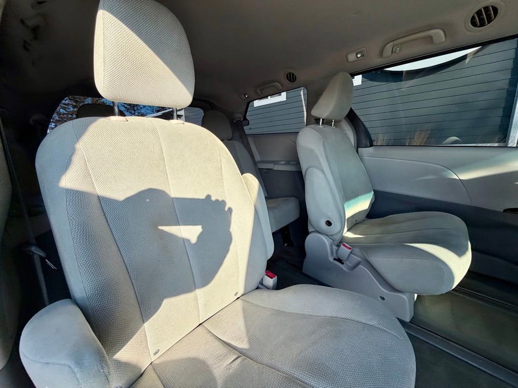 Used 2014 Toyota Sienna L image 17
