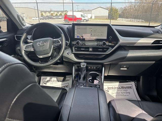 Used 2025 Toyota Highlander Platinum image 9