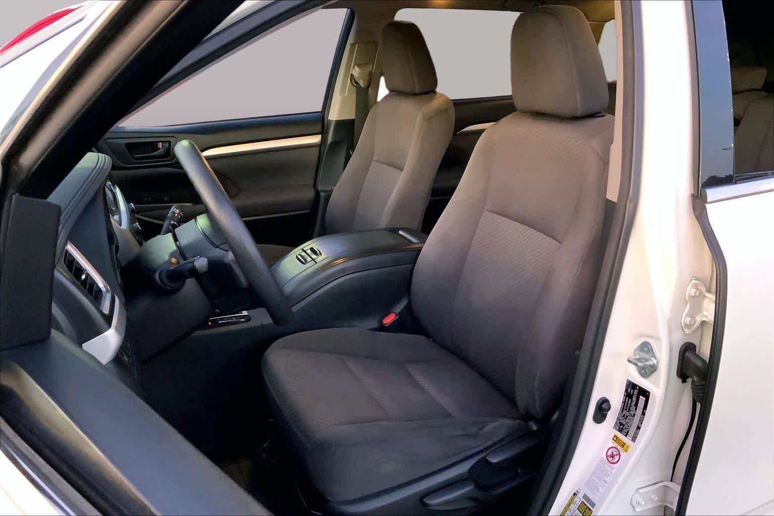 Used 2017 Toyota Highlander LE FWD image 8