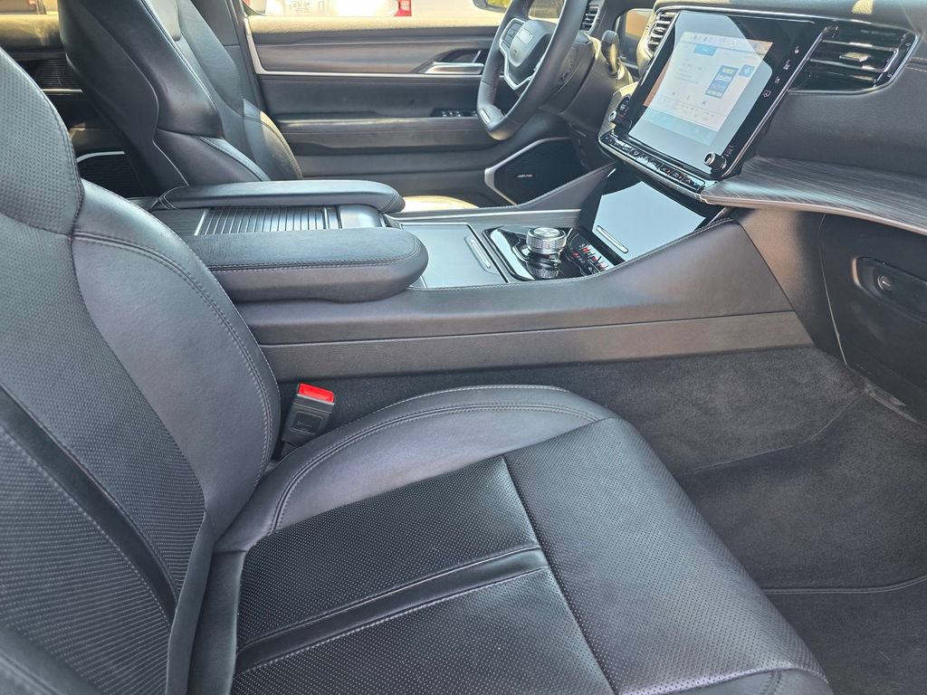 Certified 2024 Jeep Wagoneer L Series II w/ Flexible Seating Group RWD image 23