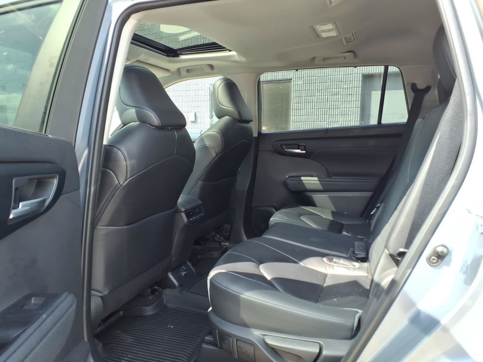 Used 2023 Toyota Highlander XLE AWD/4WD image 14