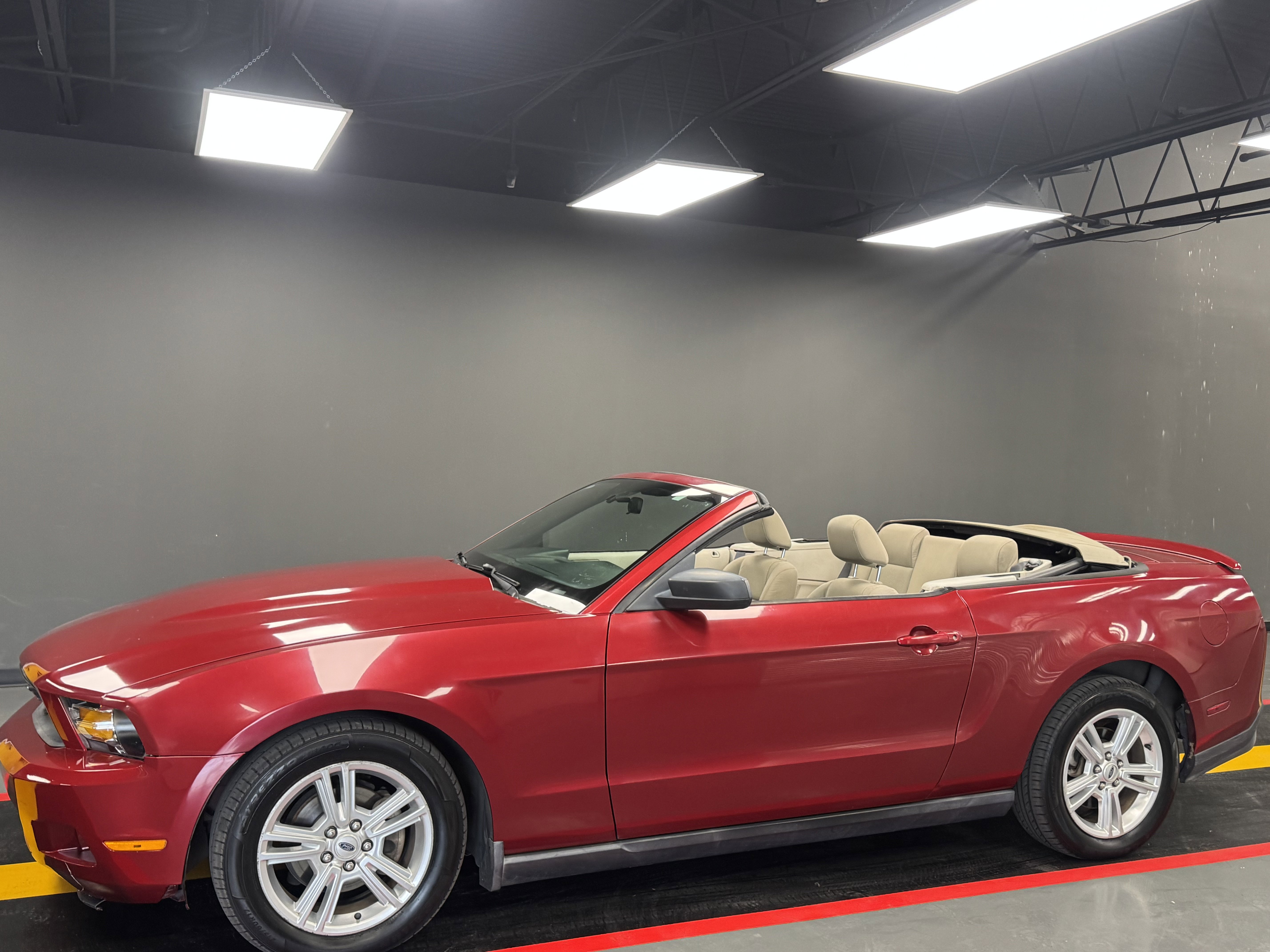 Used 2010 Ford Mustang Convertible image 2