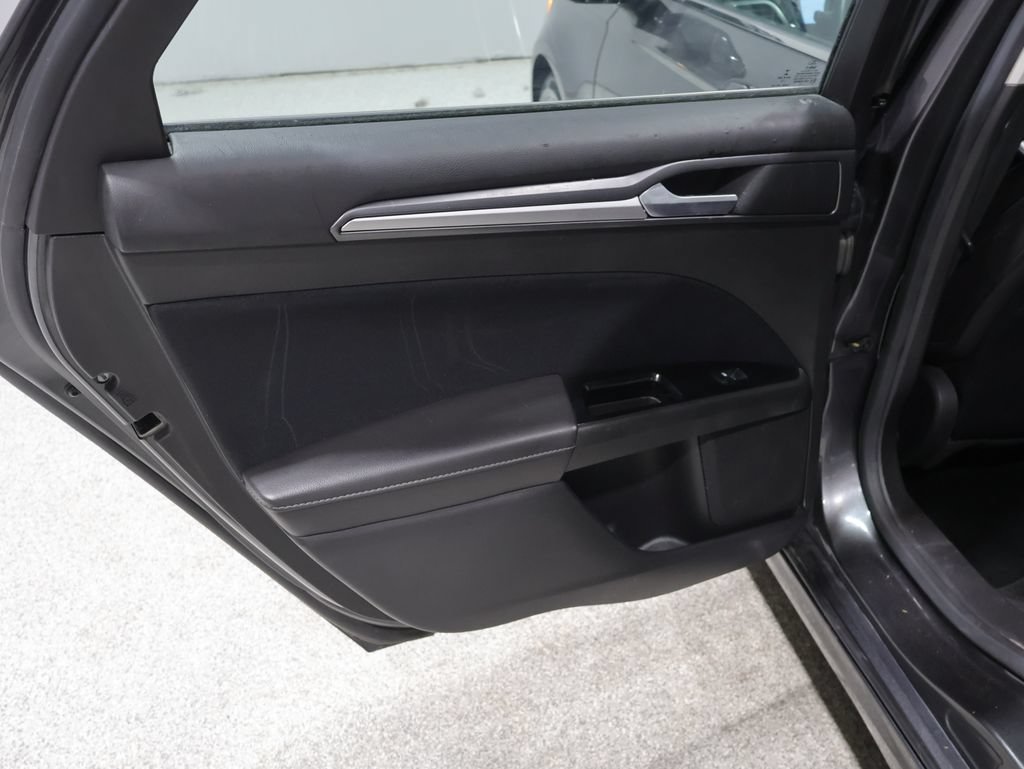 Used 2016 Ford Fusion SE FWD image 18