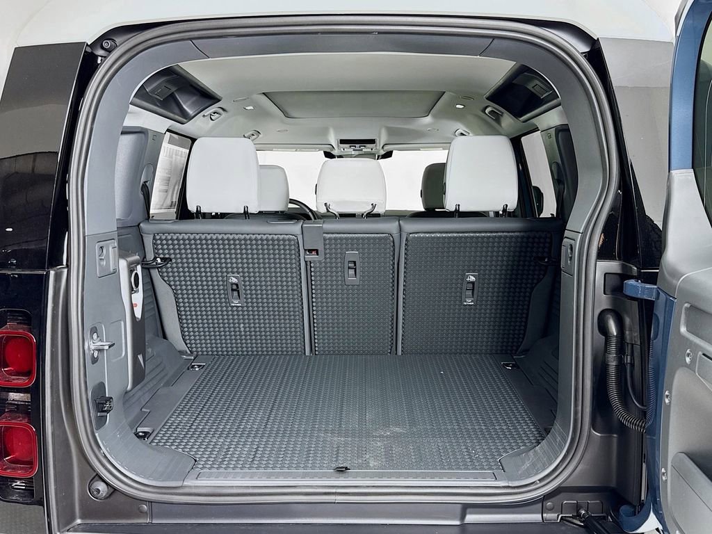 Used 2025 Land Rover Defender 110 S image 28