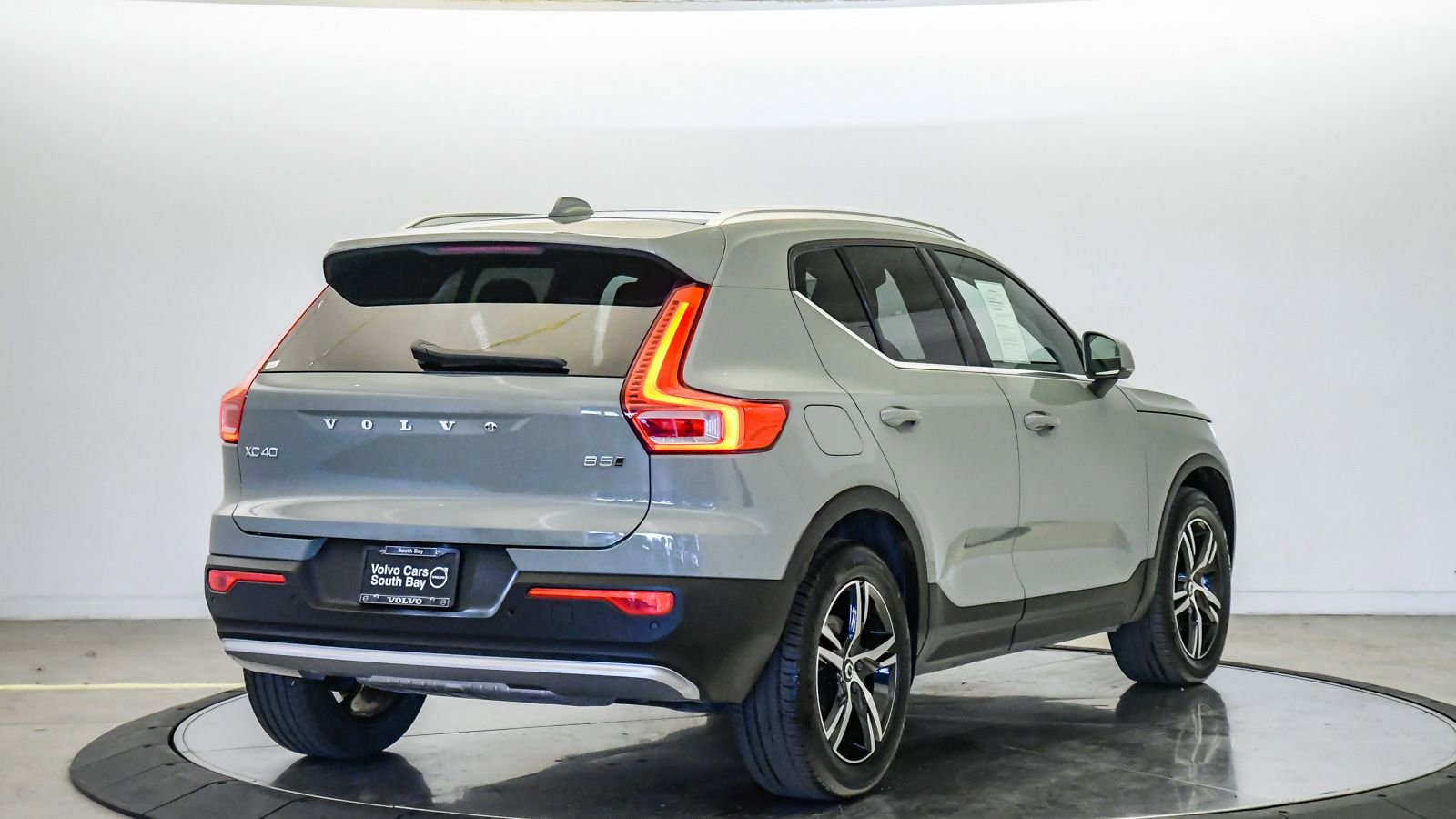 Certified 2025 Volvo XC40 B5 Core AWD/4WD image 5
