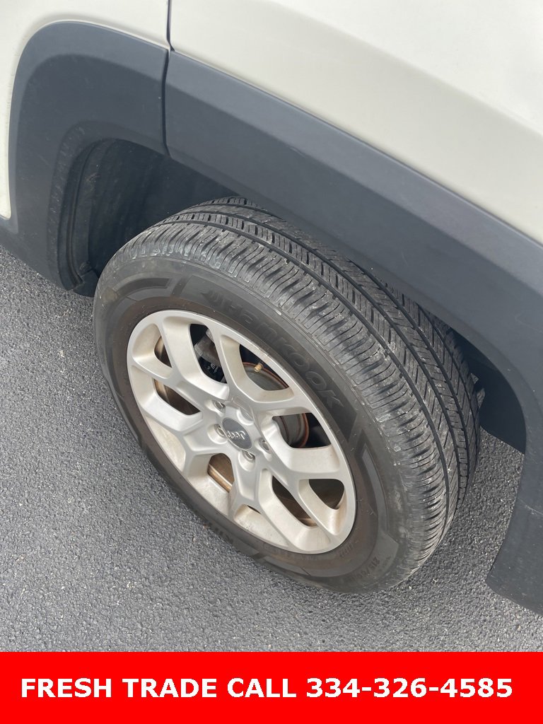 Used 2018 Jeep Renegade Latitude w/ Cold Weather Group image 8